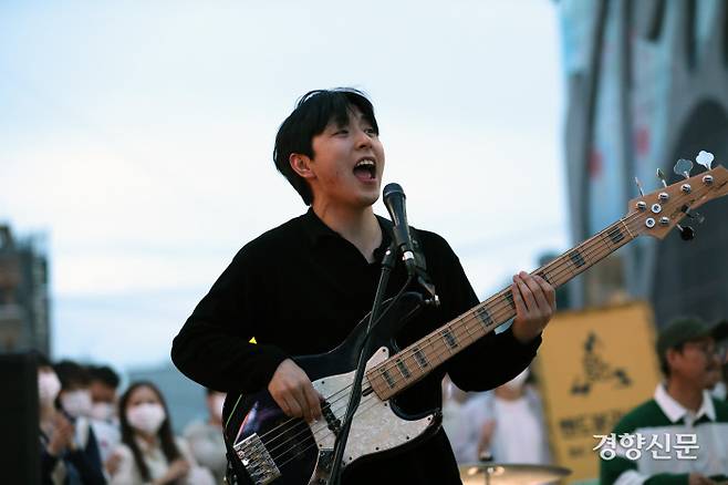 베이시스트 최현수씨가 버스킹에서 연주를 하고 있다. 오랜만에 하는 버스킹이 “정말 행복했다”는 현수씨는 버스킹에 매력에 대해 “지붕 없는 공연장에서 관객들과 함께 뛰면서 소통하는 것”이라며 미소를 지었다. 권도현 기자