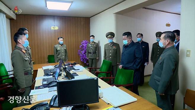 김정은 북한 국무위원장이 지난 12일 국가비상방역사령부를 방문해 코로나19 방역실태를 점검하고 전국적인 전파상황을 요해했다고 조선중앙TV가 13일 보도했다. 조선중앙TV·연합뉴스
