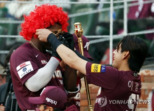 빨간 가발 쓰고 홈런 세리머니 하는 푸이그
[연합뉴스 자료사진]