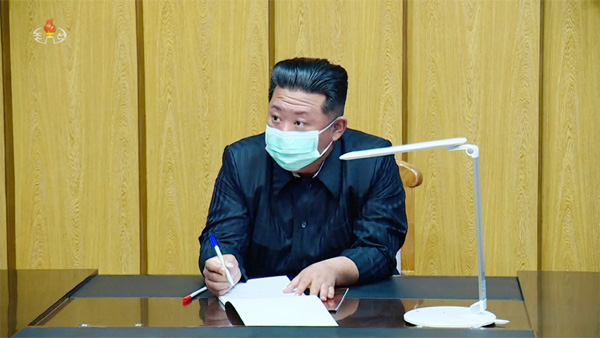 김정은 북한 국무위원장이 지난 12일 국가비상방역사령부를 찾아 마스크를 쓴 채 방역 실태를 보고받는 모습. [사진 출처 = 연합뉴스]