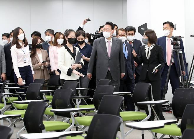 윤석열 대통령이 13일 오후 서울 용산 대통령실 청사 내 브리핑 공간인 오픈라운지를 둘러보고 있다. [연합]