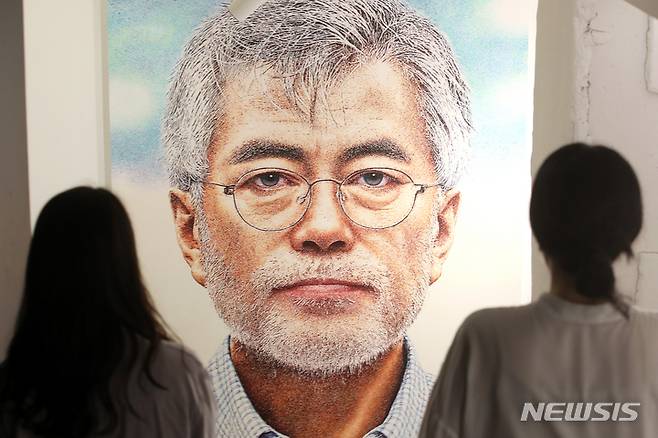 [서울=뉴시스] 조성우 기자 = 13일 오후 서울 중구 로즈앤라임 갤러리에서 문재인 전 대통령에 대한 헌정을 주제로 열린 '문라이즈데이(Moon Rise Day)' 전시회에서 관람객들이 작품을 보고 있다. 2022.05.13. xconfind@newsis.com