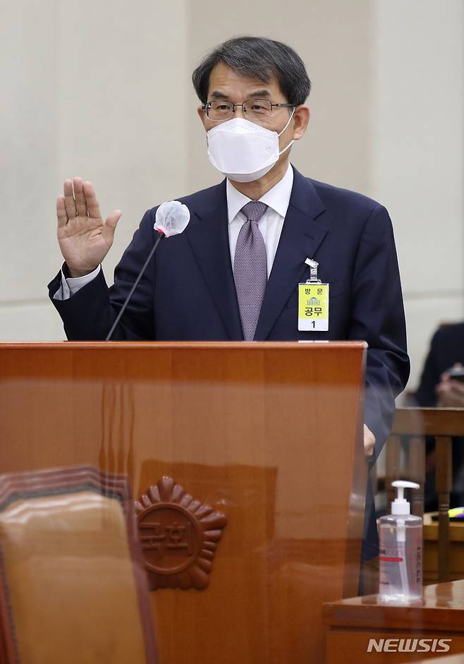 [서울=뉴시스] 고범준 기자 = 노태악 중앙선거관리위원장 후보자가 13일 오후 서울 여의도 국회에서 열린 인사청문회에서 선서를 하고 있다. 2022.05.13. bjko@newsis.com