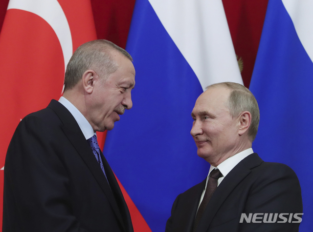 [모스크바=AP/뉴시스]2020년 3월 레제프 타이이프 에르도안(왼쪽) 터키 대통령과 블라디미르 푸틴 러시아 대통령이 회담했다. 2020.03.05.