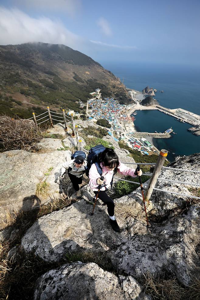 회룡산 정상에서 본 대리항.  회룡산은 265m로 낮지만 경치의 즐거움은 적지 않다.