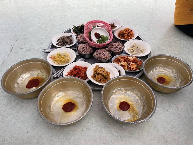 해발 600m쯤 되는 고개에는 세상에서 제일 맛있는 보리밥이 조계산 산꾼을 반겨준다.