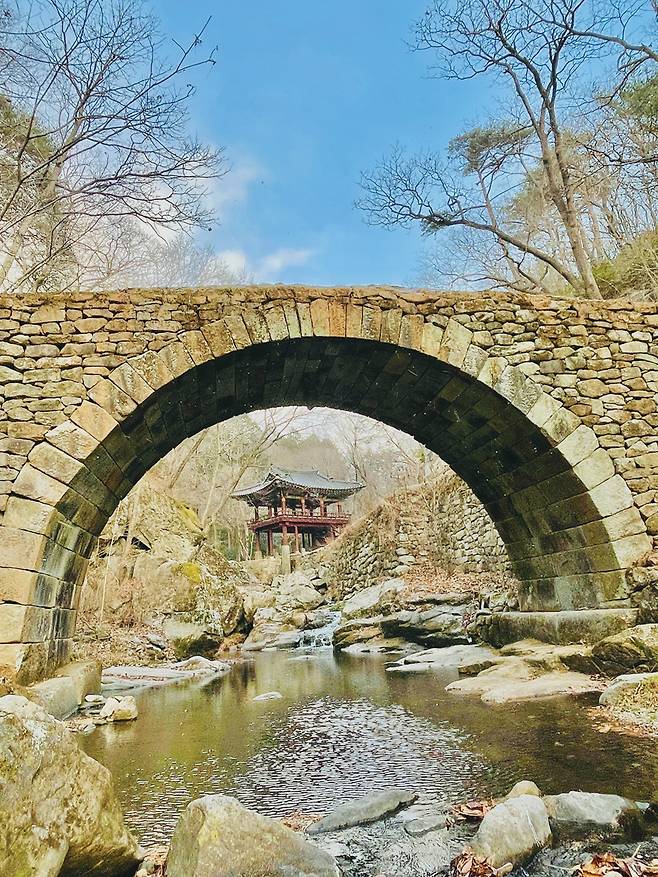 보물 제404호인 승선교는 무지개 모양이며 조선시대에 시냇물을 건너기 위해 만들었다.