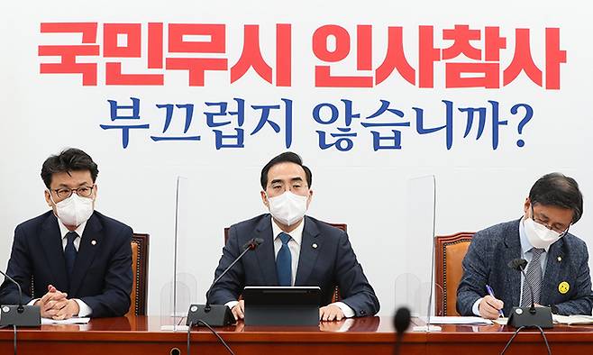 더불어민주당 박홍근 원내대표(가운데)가 12일 서울 여의도 국회에서 열린 당 정책조정회의에 참석해 모두발언을 하고 있다. 허정호 선임기자