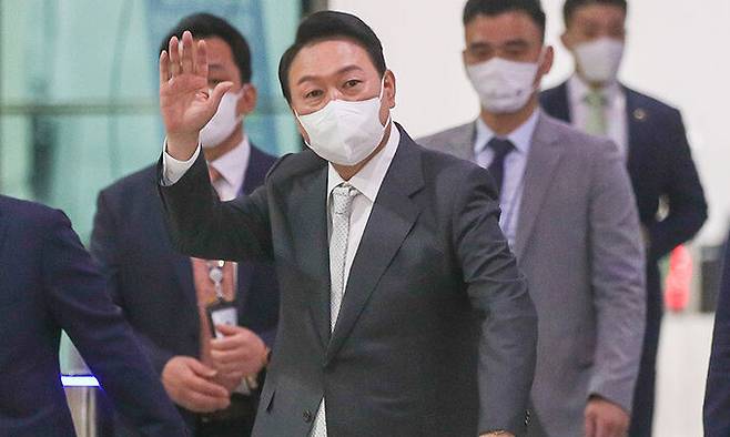 윤석열 대통령이 12일 오전 서울 용산 대통령실로 출근하던 중 취재진을 바라보며 손을 들어보이고 있다. 뉴스1