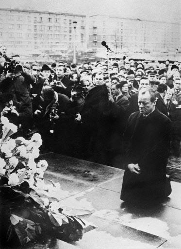 1970년 12월 폴란드를 방문한 빌리 브란트 당시 독일 총리가 제2차 세계대전 당시 유대인 학살이 있었던 바르샤바 게토의 나치 희생자 기념관 추모비 앞에서 무릎 꿇고 사죄하고 있다.서울신문 DB