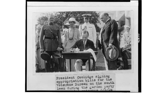 1924년 존 캘빈 쿨리지 전 미국 대통령이 미국 이민사에서 가장 인종차별적인 악법으로 평가받는 ‘이민법’에 사인하고 있다.후마니타스 제공