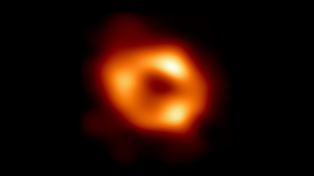 ‘궁수자리 A*’로 불리는 우리은하 중심부의 블랙홀 이미지. 중심의 검은 부분은 블랙홀과 블랙홀을 포함하는 그림자이고, 고리의 빛나는 부분은 블랙홀의 중력에 의해 휘어진 빛이다.​