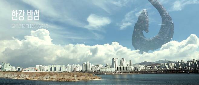 마포문화재단의 시네마틱 영상 마포의 꿈 - 한강 밤섬 위로 외계 물체가 나타난 모습.마포문화재단 제공