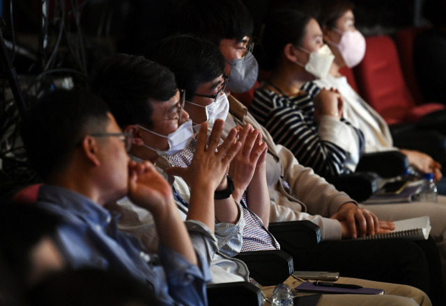 지난 11일 '제1회 국가연구소 기업가정신 토크콘서트' 한국전자통신연구원(ETRI) 편에서 참석자들이 특별대담을 경청하고 있다. 대전=오승현 기자