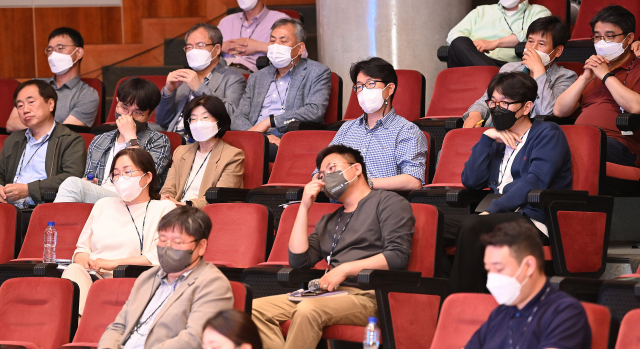 11일 '제1회 국가연구소 기업가정신 토크콘서트' 한국전자통신연구원(ETRI) 편에서 많은 참석자들이 특별대담을 경청하고 있다.