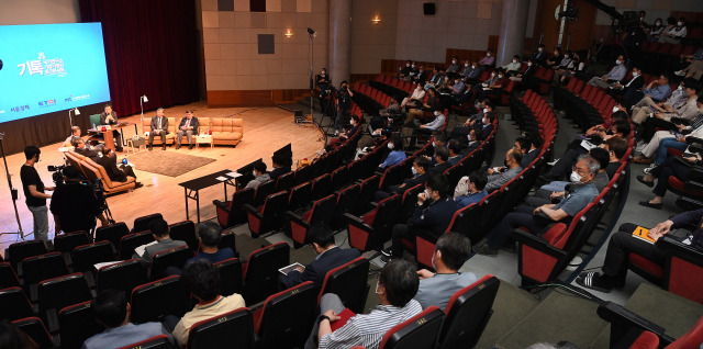 11일 '제1회 국가연구소 기업가정신 토크콘서트' 한국전자통신연구원(ETRI)편에서 200여명의 참석자들이 김명준(연단 왼쪽부터) ETRI 원장과 최문기 전 미래창조과학부 장관, 김복철 국가과학기술연구회(NST) 이사장, 고광본 서울경제신문 선임기자, 김명수 대전시 과학부시장, 박희재 서울대 AI밸리 단장이 기업가정신에 관해 특별 대담을 경청하고 있다.