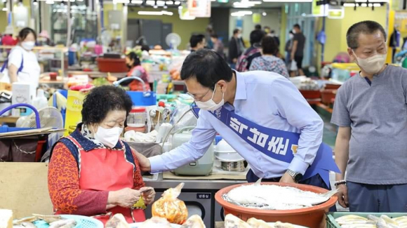 박남춘 인천시장 후보가 선거운동을 펼치고 있다. ⓒ 더큰e음캠프