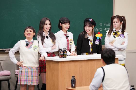 르세라핌의 김채원과 사쿠라, 빌리의 문수아와 츠키, 셀럽파이브의 김신영이 JTBC '아는 형님'에 출연했다./사진제공=JTBC