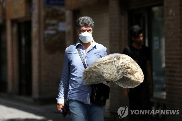 ▲지난 1일(현지시간) 이란 수도 테헤란에서 한 남성이 빵 더미를 들고 있다.(사진=로이터·연합뉴스 )