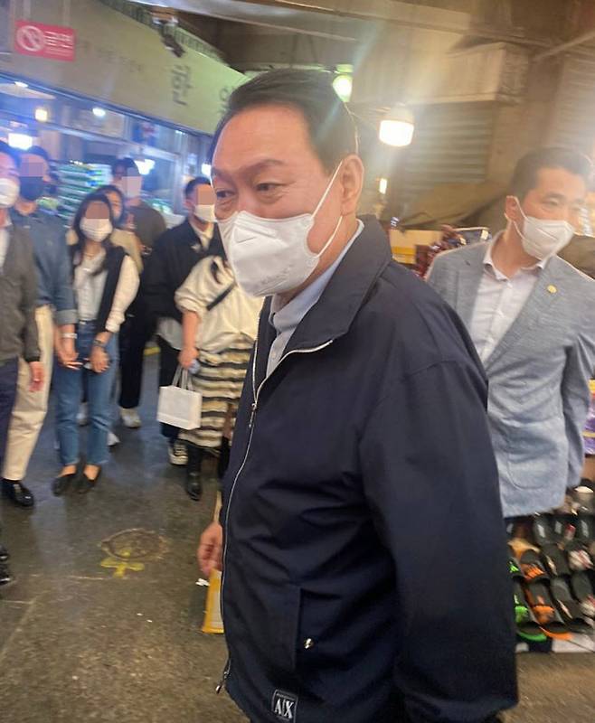 윤석열 대통령이 취임 후 첫 주말인 14일 서울 종로구 광장시장을 방문하고 있다. (사진=연합뉴스)