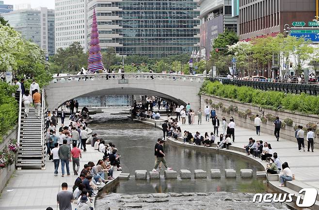 13일 오후 서울 청계천이 점심시간을 맞이해 산책하는 시민들로 붐비고 있다. 2022.5.13/뉴스1 © News1 박세연 기자