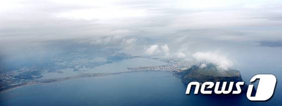 헬기에서 바라본 제주 성산일출봉의 모습(뉴스1DB)) 2012.9.10/뉴스1