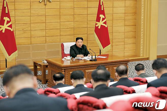 (평양 노동신문=뉴스1) = 북한 노동당 기관지 노동신문은 14일 "당 중앙위 정치국은 최대비상방역체계의 가동실태를 점검하고 정치실무적대책들을 보강하기 위하여 5월14일 당 중앙위원회 본부청사에서 협의회를 소집했다"라고 보도했다. 협의회는 김정은 당 총비서가 주재했다. 신문은 전날 하루에만 전국에서 17만4400여 명의 유열자(발열자)가 새로 발생하는 등 지난 4월 말부터 5월13일까지 누적 52만4400여 명의 유열자가 보고됐다고 밝혔다. 누적 사망자 수는 27명이다. [국내에서만 사용가능. 재배포 금지. DB 금지. For Use Only in the Republic of Korea. Redistribution Prohibited] rodongphoto@news1.kr