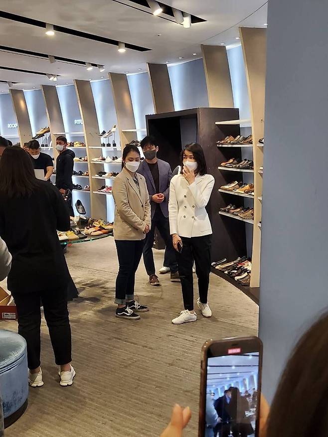 윤석열 대통령의 부인 김건희 여사가 14일 오후 서울 서초구 신세계백화점 강남점의 한 신발매장에서 쇼핑을 하고 있다. (독자 제공) 2022.5.14/뉴스1 © News1 신웅수 기자