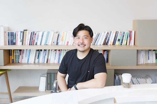 - YTN과 인터뷰하는 송영학 작가 -