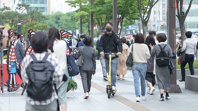 11일 오후 서울 강남구 삼성역 부근에서 한 남성이 헬멧을 쓰지 않은 채 보행자들 사이로 전동 킥보드를 타고 있다./임화승 영상미디어 기자