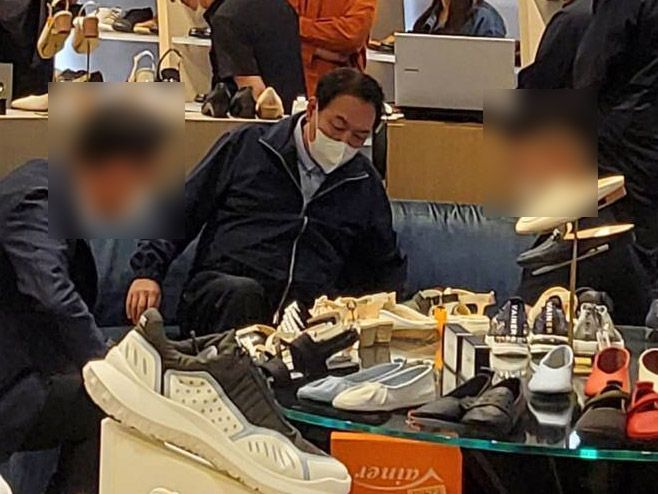 윤석열 대통령이 14일 서울 강남구 신세계 백화점 한 매장에서 신발을 신어보고 있다. /독자제공 조선일보