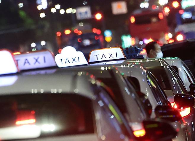 12일 밤 강남역 인근 임시 승차대에서 택시들이 대기하고 있다. /연합뉴스