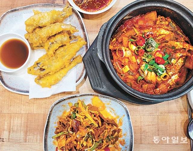 기장의 통멸치로 만든 멸치튀김, 멸치회무침, 멸치조림.