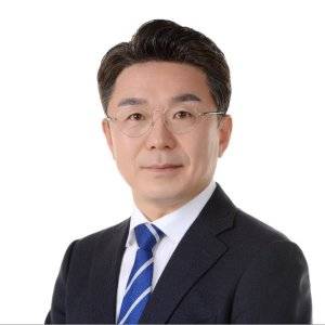 인천 연수구 선거관리위원회에 후보 등록을 마치고 옥련1동, 동춘1.2동 지역주민을 위한 15대 핵심 공약 ‘우리 동네가 달라진다’를 발표한 김희철 인천시의원 후보.