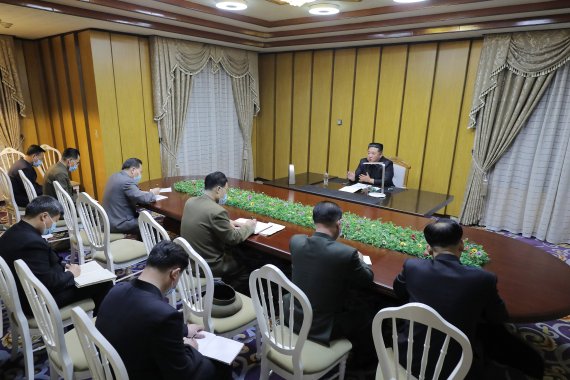 김정은 북한 조선노동당 총비서가 12일 국가비상방역사령부를 방문했다. /사진=뉴스1