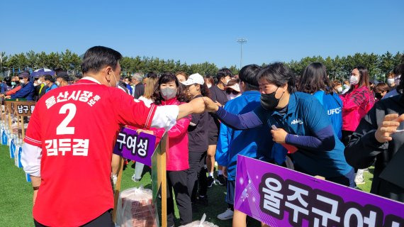 국민의힘 김두겸 울산시장 후보가 후보 등록 이후 첫 주말인 14일 울산 문수국제양궁장에서 열린 축구대회를 찾아 시민들과 인사를 나누고 있다. /사진=국민의힘 울산시당 제공