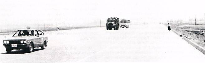 1980년&nbsp;5월21일,&nbsp;데이비드&nbsp;돌린저가&nbsp;전남&nbsp;나주에서&nbsp;광주까지&nbsp;걸어가던&nbsp;중&nbsp;찍은&nbsp;사진.&nbsp;시민군이&nbsp;탄&nbsp;트럭과&nbsp;버스의&nbsp;앞&nbsp;택시에는&nbsp;중앙정보부&nbsp;요원들이&nbsp;승객으로&nbsp;위장해&nbsp;타고&nbsp;있었다.&nbsp;이들은&nbsp;돌린저가&nbsp;사진&nbsp;찍는&nbsp;것을&nbsp;보고&nbsp;곧장&nbsp;다가와&nbsp;필름을&nbsp;빼앗으려&nbsp;했으나&nbsp;돌린저는&nbsp;신분을&nbsp;밝히라고&nbsp;요구하며&nbsp;완강히&nbsp;거부했다.