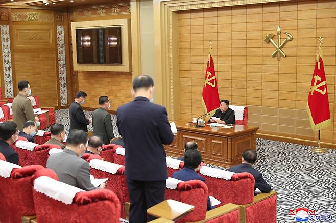 김정은 조선노동당 총비서 겸 국무위원장이 14일 코로나19 확산 상황 점검과 대책을 논의하려고 소집된 노동당 정치국 협의회에서 발언하고 있다. 조선중앙통신 연합뉴스