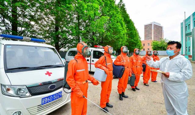 북한이 신종 코로나바이러스 감염증(코로나19) 확진자 발생으로 국가방역체계를 최대비상방역체계로 이행하고 있다고 13일 밝혔다. 평양=노동신문, 연합뉴스