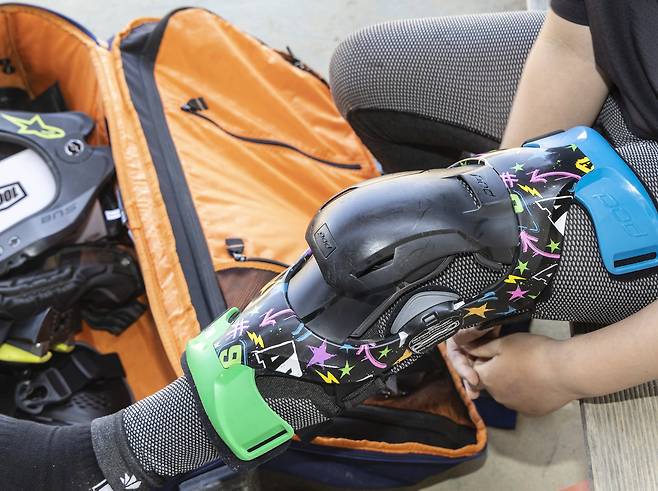 엔듀로 바이크에 오르기 위해선 각종 보호대가 필수다. 무릎이 꺽이는 걸 방지해 주는 니브레이스(knee brace).