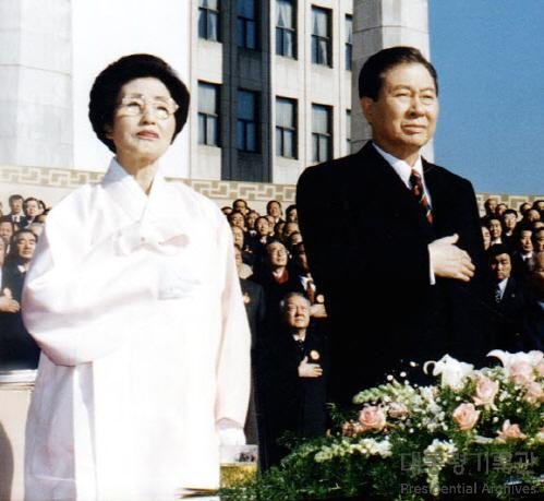 김대중 전 대통령 부인 이희호 여사는 1998년 15대 대통령 취임식에서 분홍색 치마저고리와 옅은 분홍색 두루마기를 입었다. [사진 대통령기록관]