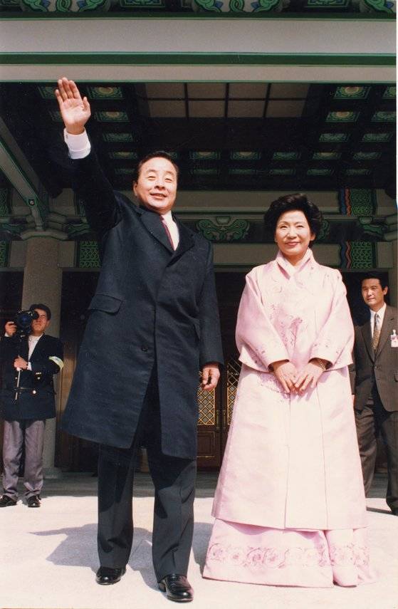 취임식이 끝나고 청와대 본관에 도착한 김영삼 대통령과 부인 손명순 여사가 환영나온 청와대 직원들에게 손을들어 답례하고 있다. [중앙포토]