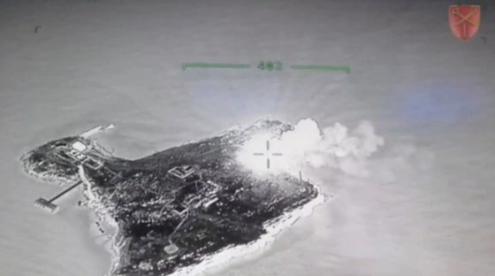 우크라이나군이 스네이크섬을 공습해 러시아군 방공시스템과 중화기들을 파괴했다. 우크라이나 군 트위터 캡처