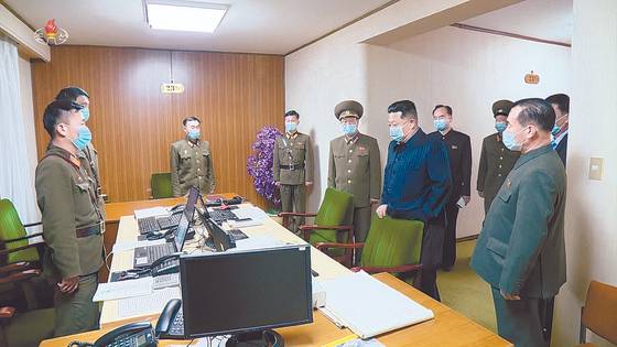 지난 12일 국가비상방역사령부를 방문한 김정은 북한 국무위원장이 마스크를 쓴 채 코로나19 발생 현황을 보고받고 있다. [조선중앙TV=연합뉴스]