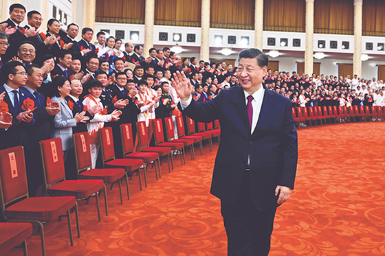 시진핑 중국 국가주석이 지난달 8일 베이징 올림픽 관계자들과 인사하고 있다. [신화=뉴시스]