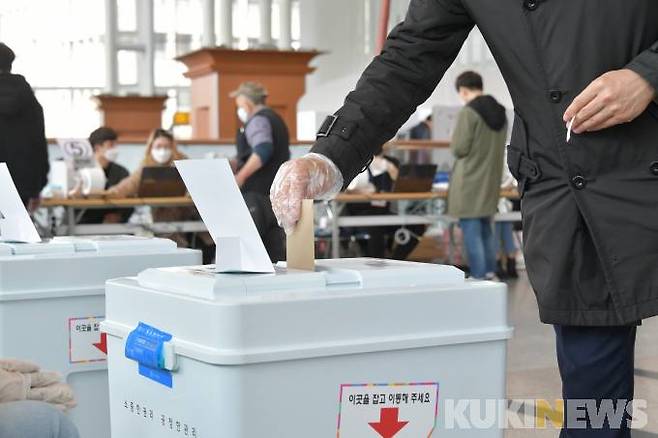 유권자가 선거일에 투표하고 있는 모습.   사진=쿠키뉴스DB