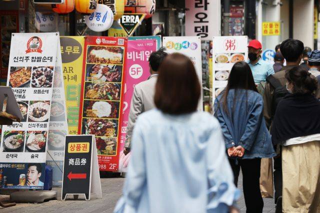 지난  6일 서울의 한 식당가. 연합뉴스