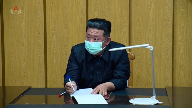 마스크 착용하고 보고받는 북한 김정은 국무위원장. 조선중앙TV, 연합뉴스