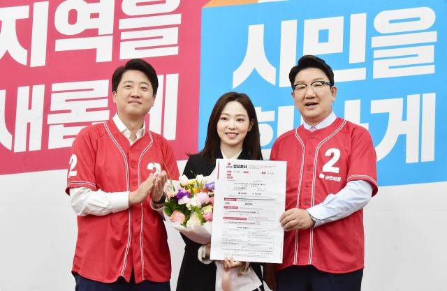 13일 오전 당구선수 차유람 입당 환영식에서 이준석 대표(왼쪽)와 권성동 원내대표(오른쪽)가 차유람 선수(가운데)와 포즈를 취하고 있다. 국회사진기자단