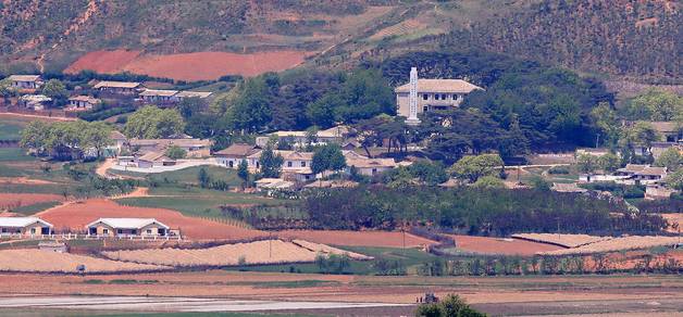 (파주=뉴스1) 김진환 기자 = 13일 경기도 파주시 오두산 통일전망대에서 바라본 북한 황해북도 개풍군에서 북한 주민들이 농사일을 하고 있다.?  북한이 신종 코로나바이러스 감염증(코로나19) 변이 바이러스인 '스텔스 오미크론'으로 인한 사망자가 1명 발생했고 '원인을 알 수 없는 열병'이 전국으로 확산돼 총 6명의 사망자가 발생했다고 밝혔다.  이날 노동당 기관지 노동신문은 "4월 말부터 원인을 알 수 없는 열병이 전국적 범위에서 폭발적으로 전파 확대됐다"면서?35만 명의 유열자(발열자)가 발생해?16만2200명이 완치됐으며, 현재까지?18만7800명이 격리 및 치료를 받고 있다고 밝혔다. 2022.5.13/뉴스1